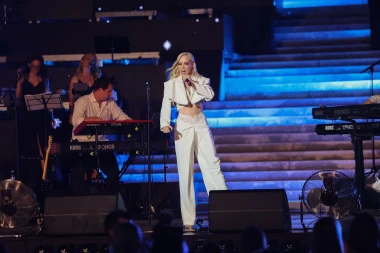 Jelena Rozga u fantastičnom odijelu proslavila 30 godina karijere, izgleda besprijekorno