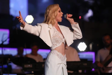 Jelena Rozga u fantastičnom odijelu proslavila 30 godina karijere, izgleda besprijekorno