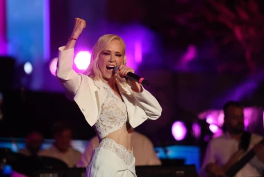 Jelena Rozga u fantastičnom odijelu proslavila 30 godina karijere, izgleda besprijekorno