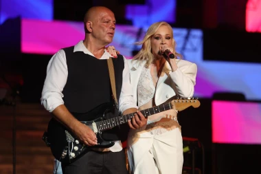 Jelena Rozga u fantastičnom odijelu proslavila 30 godina karijere, izgleda besprijekorno