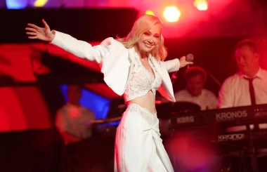 Jelena Rozga u fantastičnom odijelu proslavila 30 godina karijere, izgleda besprijekorno