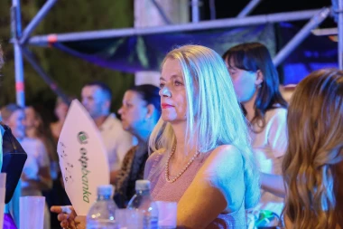 Jelena Rozga u fantastičnom odijelu proslavila 30 godina karijere, izgleda besprijekorno