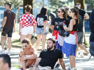 Pogledajte atmosferu iz Zapre&scaron;ića: Tisuće ljudi stigle na Thompsonov koncert