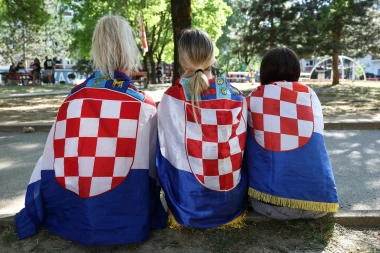 Pogledajte atmosferu iz Zapre&scaron;ića: Tisuće ljudi stigle na Thompsonov koncert