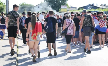 Pogledajte atmosferu iz Zapre&scaron;ića: Tisuće ljudi stigle na Thompsonov koncert
