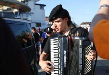 Pogledajte atmosferu iz Zapre&scaron;ića: Tisuće ljudi stigle na Thompsonov koncert