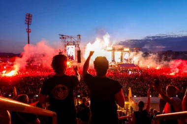 Pogledajte atmosferu iz Zapre&scaron;ića: Tisuće ljudi stigle na Thompsonov koncert