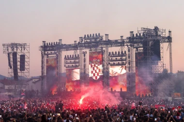 Pogledajte atmosferu iz Zapre&scaron;ića: Tisuće ljudi stigle na Thompsonov koncert