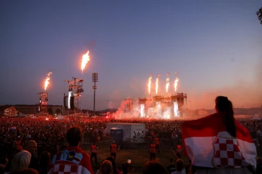 Pogledajte atmosferu iz Zapre&scaron;ića: Tisuće ljudi stigle na Thompsonov koncert