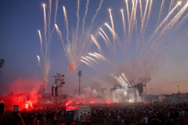 Pogledajte atmosferu iz Zapre&scaron;ića: Tisuće ljudi stigle na Thompsonov koncert