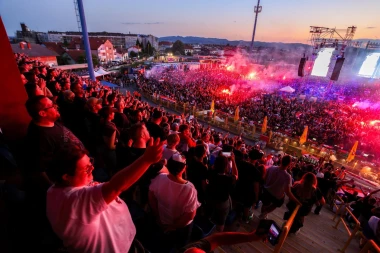 Pogledajte atmosferu iz Zapre&scaron;ića: Tisuće ljudi stigle na Thompsonov koncert