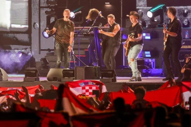 Pogledajte atmosferu iz Zapre&scaron;ića: Tisuće ljudi stigle na Thompsonov koncert
