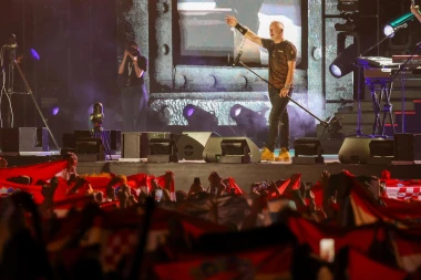Pogledajte atmosferu iz Zapre&scaron;ića: Tisuće ljudi stigle na Thompsonov koncert