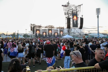 Pogledajte atmosferu iz Zapre&scaron;ića: Tisuće ljudi stigle na Thompsonov koncert
