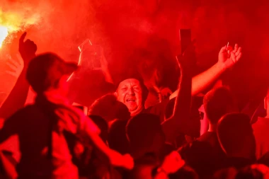 Pogledajte atmosferu iz Zapre&scaron;ića: Tisuće ljudi stigle na Thompsonov koncert