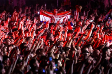 Pogledajte atmosferu iz Zapre&scaron;ića: Tisuće ljudi stigle na Thompsonov koncert