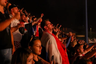 Pogledajte atmosferu iz Zapre&scaron;ića: Tisuće ljudi stigle na Thompsonov koncert