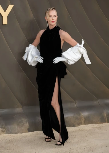 Zvijezde zasjale u Londonu, a trudna Anne Hathaway ukrala show božanskom kreacijom