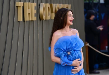 Zvijezde zasjale u Londonu, a trudna Anne Hathaway ukrala show božanskom kreacijom