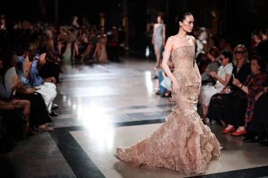 Elie Saab odu&scaron;evio u Parizu: Mistične maske, čipka i rasko&scaron;ne haljine