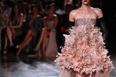 Elie Saab odu&scaron;evio u Parizu: Mistične maske, čipka i rasko&scaron;ne haljine