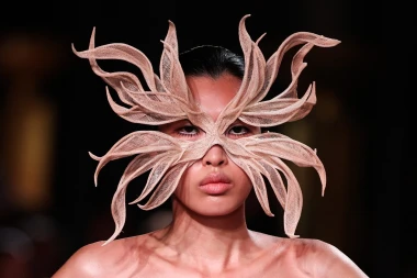 Elie Saab odu&scaron;evio u Parizu: Mistične maske, čipka i rasko&scaron;ne haljine