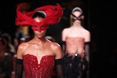 Elie Saab odu&scaron;evio u Parizu: Mistične maske, čipka i rasko&scaron;ne haljine