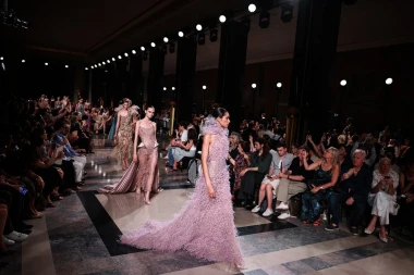 Elie Saab odu&scaron;evio u Parizu: Mistične maske, čipka i rasko&scaron;ne haljine