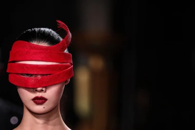 Elie Saab odu&scaron;evio u Parizu: Mistične maske, čipka i rasko&scaron;ne haljine