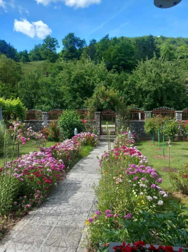 Ove fotografije će vas inspirirati: Pogledajte okućnice na&scaron;ih čitateljica okupane cvijećem