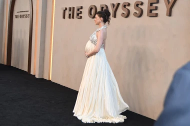Anne Hathaway nova je kraljica trudničke mode: Svakom novom haljinom podiže ljestvicu