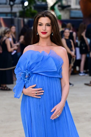 Anne Hathaway nova je kraljica trudničke mode: Svakom novom haljinom podiže ljestvicu