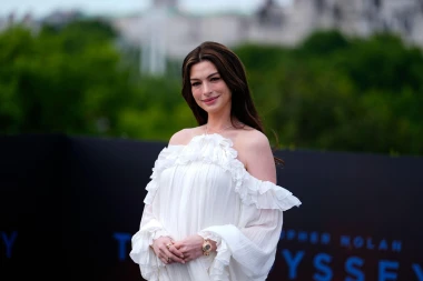 Anne Hathaway nova je kraljica trudničke mode: Svakom novom haljinom podiže ljestvicu