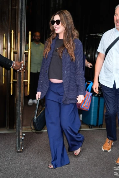Anne Hathaway nova je kraljica trudničke mode: Svakom novom haljinom podiže ljestvicu