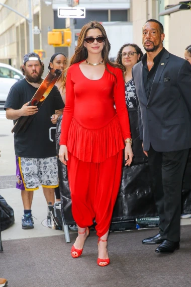 Anne Hathaway nova je kraljica trudničke mode: Svakom novom haljinom podiže ljestvicu