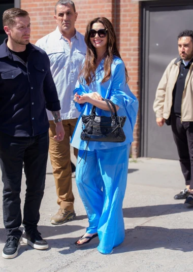 Anne Hathaway nova je kraljica trudničke mode: Svakom novom haljinom podiže ljestvicu
