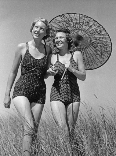 Od dugih haljina do tangi: Ovako se moda za plažu promijenila u 100 godina