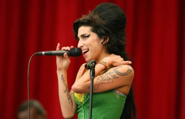 Jedinstveni glas koji je utihnuo prerano: Turbulentan život Amy Winehouse