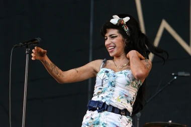 Jedinstveni glas koji je utihnuo prerano: Turbulentan život Amy Winehouse