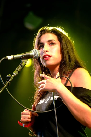 Jedinstveni glas koji je utihnuo prerano: Turbulentan život Amy Winehouse