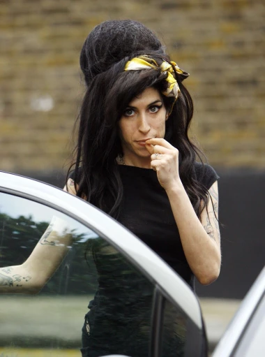 Jedinstveni glas koji je utihnuo prerano: Turbulentan život Amy Winehouse