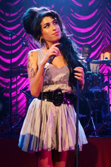 Jedinstveni glas koji je utihnuo prerano: Turbulentan život Amy Winehouse