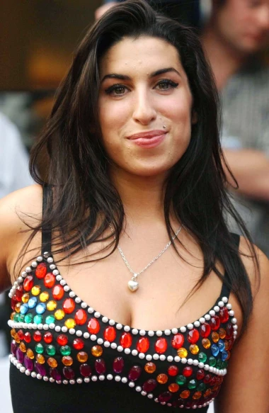 Jedinstveni glas koji je utihnuo prerano: Turbulentan život Amy Winehouse
