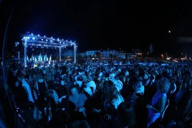 Spektakl u Veloj Luci: Vi&scaron;e od 30 tisuća ljudi odalo počast Oliveru Dragojeviću