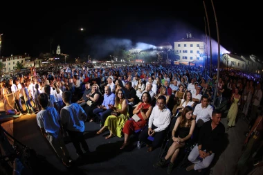 Spektakl u Veloj Luci: Vi&scaron;e od 30 tisuća ljudi odalo počast Oliveru Dragojeviću