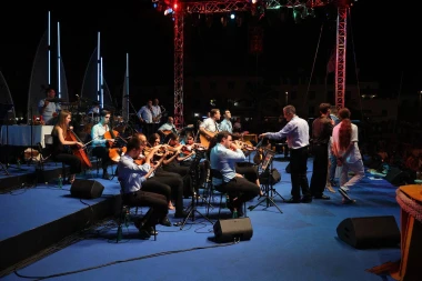 Spektakl u Veloj Luci: Vi&scaron;e od 30 tisuća ljudi odalo počast Oliveru Dragojeviću