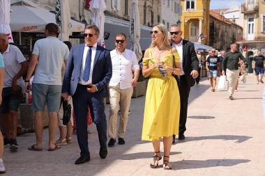 Alka kao modna pista: Prozračne haljine i lepeze obilježile ulice Sinja
