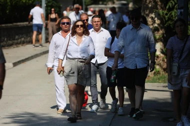 Alka kao modna pista: Prozračne haljine i lepeze obilježile ulice Sinja