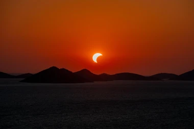 Spektakl na nebu iznad Hrvatske: Pogledajte najljep&scaron;e fotografije pomrčine Sunca