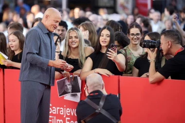 Susret Gorana Vi&scaron;njića i Woodyja Harrelsona na crvenom tepihu u Sarajevu zasjenio ženske toalete